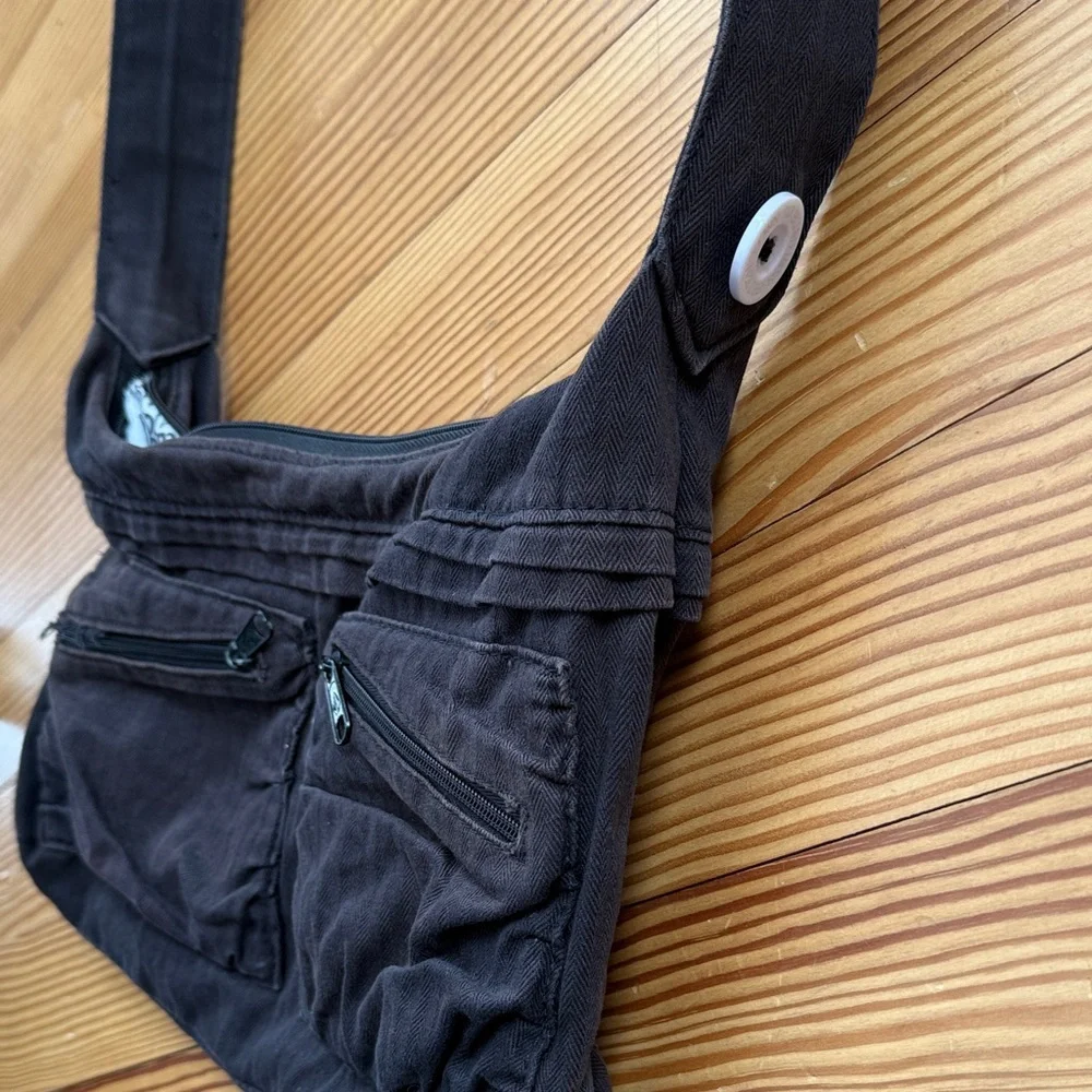 black Volcom crossbody bag preloved - Picture 3 of 6